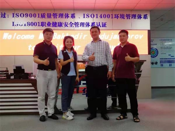 Customers from Dubai, UAE come to our company to inspect LCD splicing screens, small-pitch LEDs and other products